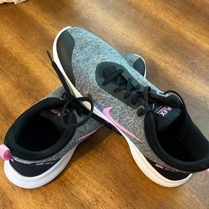 Women’s Nike tennis shoes